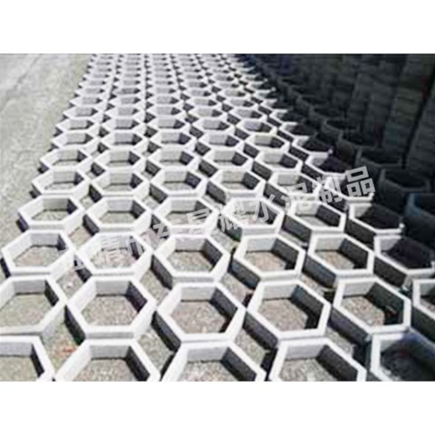 在寒冷地區(qū)，護(hù)坡磚是否會(huì)因凍融循環(huán)出現(xiàn)碎裂，選擇時(shí)需重點(diǎn)關(guān)注哪些材質(zhì)特性？